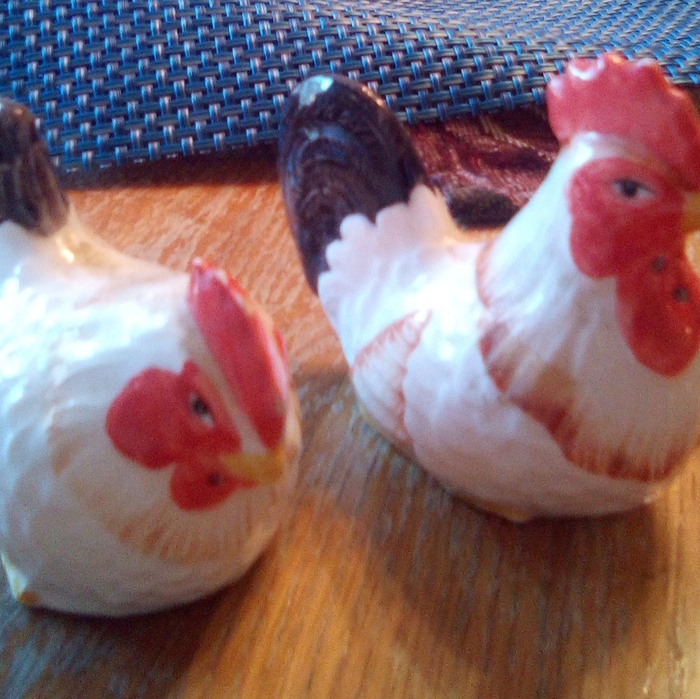 Vintage pair chickens salt n pepper, hand painted